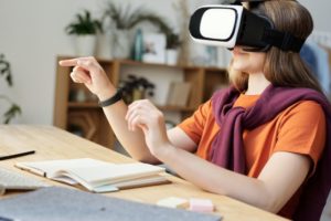 Avantajele-realitatii-virtuale-in-scoli-si-facultati